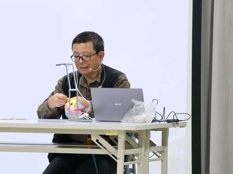 洪新富老師親自示範摺「台北小Ｑ」(圖片來源：臺北市政府青年局)