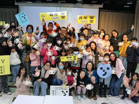「創意提燈，職人帶路!」大合照(圖片來源：臺北市政府青年局)
