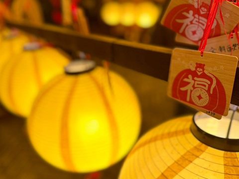 西本願寺的「祈福燈林」，相當適合與心愛的他，一起在祈福卡下許下美好祈願，創造如紀念日般的浪漫回憶。(圖片來源：臺北市政府觀光傳播局)