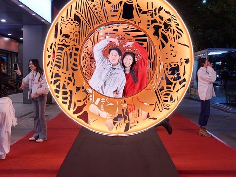 鄰近捷運西門站1號出口的「白蛇轉」，不僅適合拍攝互動式合影，當兩人站在燈組中央，浪漫氛圍瞬間拉滿。(圖片來源：臺北市政府觀光傳播局)