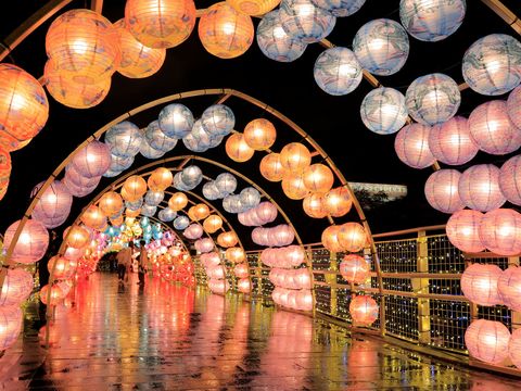 不論晴天雨天，白天或夜晚，都是絕佳拍照場景的「跳躍新春」。(圖片來源：臺北市政府觀光傳播局)