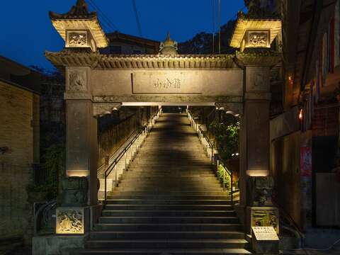 指南風景區竹柏參道入口牌樓夜間光環境(圖片來源：臺北市政府工務局大地工程處)