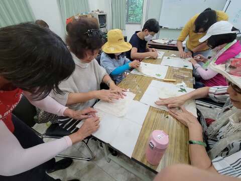 「濕地遊學趣」提供銀髮族參與手作(圖片來源：臺北市動物保護處)
