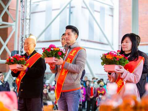 臺北客家春慶新丁新枝祈福儀式市長獻花(圖片來源：臺北市政府客家事務委員會)