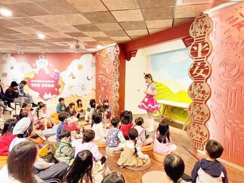 兜兜姊姊與小朋友互動(圖片來源：臺北市政府客家事務委員會)