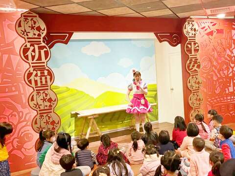 小朋友認真聽講(圖片來源：臺北市政府客家事務委員會)