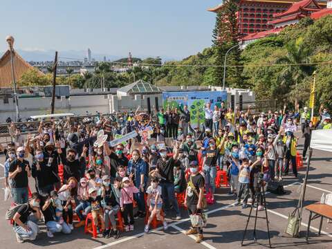 相「鷲」一起來種樹(圖片來源：臺北市政府工務局大地工程處)