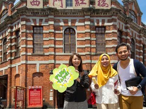 台北市觀光傳播局局長簡余晏（左）充當導遊，帶著YANA 夫婦逛西門紅樓。（潘俊霖攝）