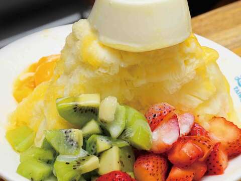 芒果冰搭配各式新鮮水果，並加上鮮奶酪，讓吃過的人無法忘懷。（高讚賢攝）