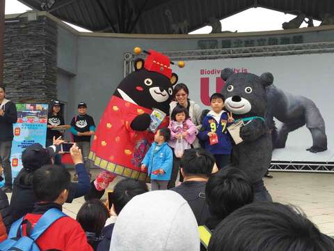 熊讚（右）與「高雄熊」（左）於台北市立動物園相見歡。（林晏慈攝）
