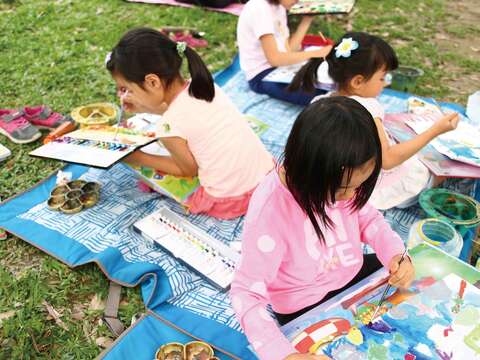生態博覽會延續去年的兒童寫生比賽，還有充滿趣味的互動，帶領大小朋友一起了解周遭的生態環境（鄧詳生攝）。