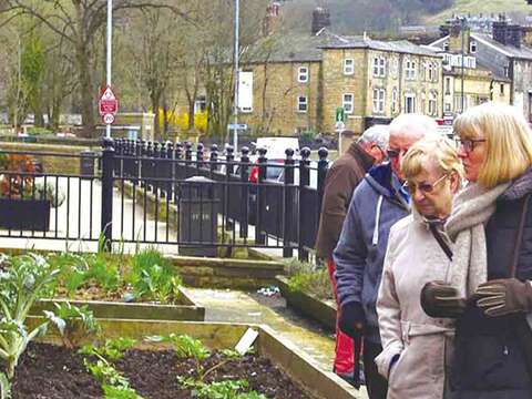托德摩登小鎮從2008年開始推廣社區種菜，設計出一條可以讓人免費取用的綠色路線。（圖／Incredible Edible Todmorden Community Development Team提供）