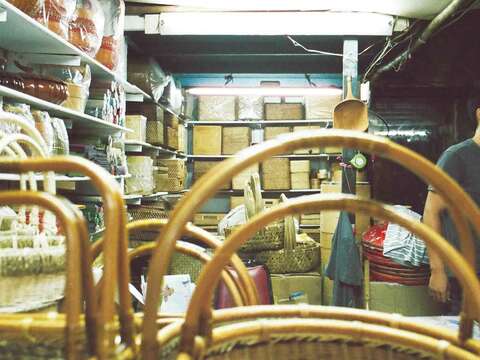 高建桶店有許多富有古早味的竹編木製產品，是大稻埕歷史悠久的桶店。（林齊晞攝）