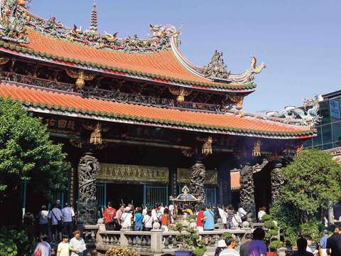 龍山寺は艋舺の最大の廟であり、名の知れた台北市の観光スポットでもある