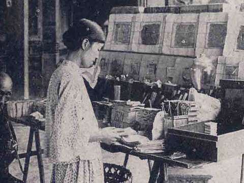 1930 年代、艋舺廟の入口付近には供え物の金銀紙の屋台があった