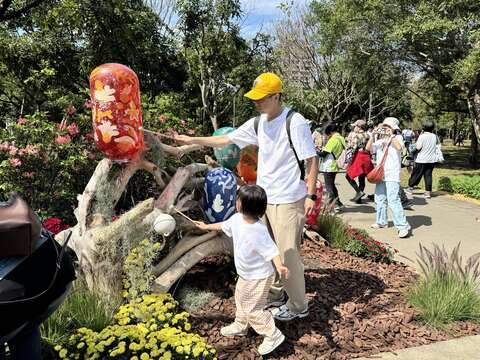 ツツジ祭り「安森の冠」が花畑の新たなランドマークに