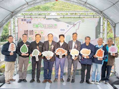 北市府與企業及機關代表合作推動認養造林(由左至右分別為-國泰人壽慈善基金會蕭文寬經理、圓山大飯店方遠懷總經理、林業及自然保育署宜蘭分署蕭崇仁分署長、交通部觀光署周永暉署長、工務局黃一平局長、印度台北協會葉達夫會長、觀光傳播局王秋冬局長、大地工程處池蘭生處長、長虹建設公司李文造董事長)(圖片來源：臺北市政府工務局大地工程處)