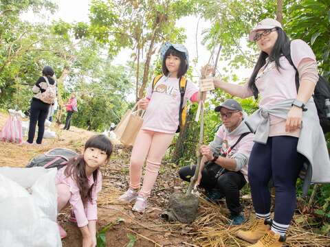現場民眾植樹(圖片來源：臺北市政府工務局大地工程處)