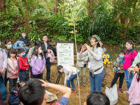 專業講師現場帶領民眾植樹技巧(圖片來源：臺北市政府工務局大地工程處)