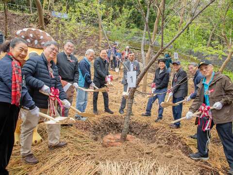 北市府與企業及機關代表與市民朋友於圓山風景區共同種下綠碳樹苗(圖片來源：臺北市政府工務局大地工程處)