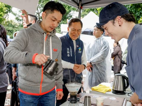 蔣萬安體驗世新大學咖啡社咖啡拉花(圖片來源：臺北市政府觀光傳播局)