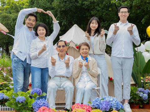 「三代同堂戶外攝影棚」吸引許多家庭成員相聚一堂，透過照片記錄美好回憶(圖片來源：臺北市政府觀光傳播局)