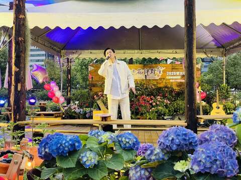 「2025台北花伴野餐」星光浪漫音樂會，殷正洋深情演唱經典民歌(圖片來源：臺北市政府觀光傳播局)