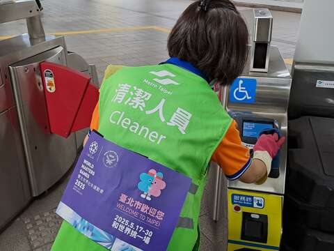 清潔人員穿上「壯寶」圖案的背心(圖片來源：臺北大眾捷運股份有限公司)