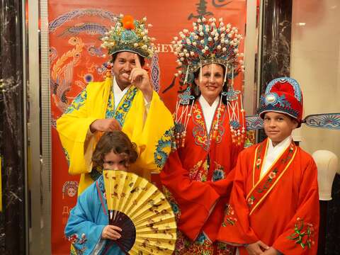 「臺北戲棚」特別安排傳統戲服試穿環節，吸引國外遊客體驗。(財團法人辜公亮文教基金會提供)