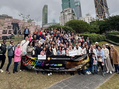 2025馬來西亞建築師協會來台獎勵旅遊與台北101合照(圖片來源：臺北市政府觀光傳播局)