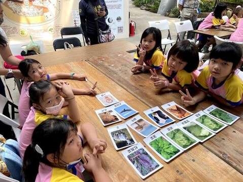 環教課程帶小朋友認識植物(圖片來源：臺北市政府工務局公園路燈工程管理處)