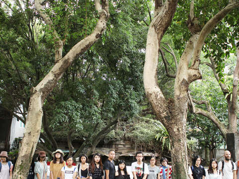 駐村設計師Bennie帶領學員走訪台北街頭，分享在城市中的大自然體驗。（圖／台北市政府文化局提供）