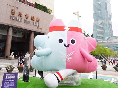 世壯運吉祥物4公尺高「壯寶氣偶」，即日起至5月30日在市民廣場彩虹步道展演(圖片來源：臺北市政府觀光傳播局)