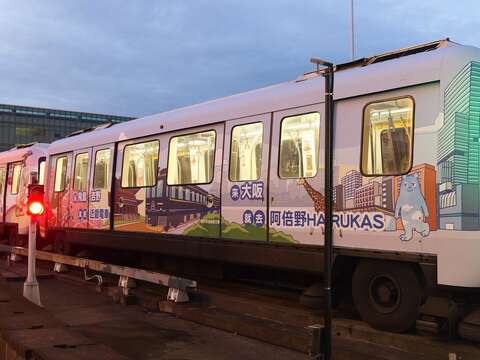 文湖線近鐵彩繪列車(圖片來源：臺北大眾捷運股份有限公司)