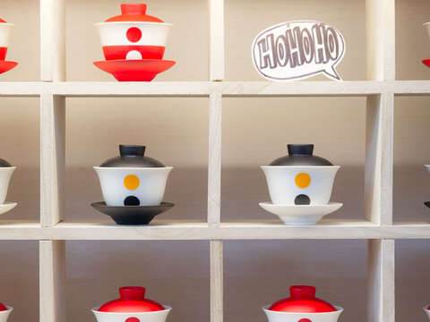 色彩繽紛的茶杯打破了人們對傳統陶製品的既有印象。（施純泰攝）