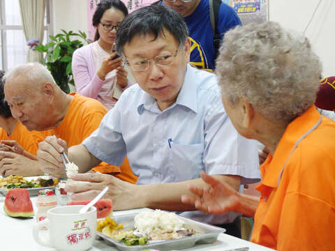 市長柯文哲前往社區老人據點與長者一起共餐、話家常。（圖／中央社提供）