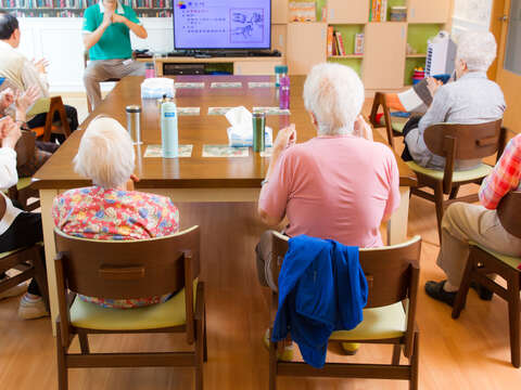 對於許多長者來說，老人日間照顧中心如同他們第二個家。（施純泰攝）