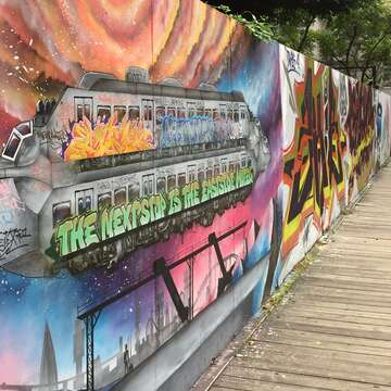 電影主題公園木棧道兩側塗鴉牆一路綿延至美國街底，塗鴉每年會由不同藝術家重新創作