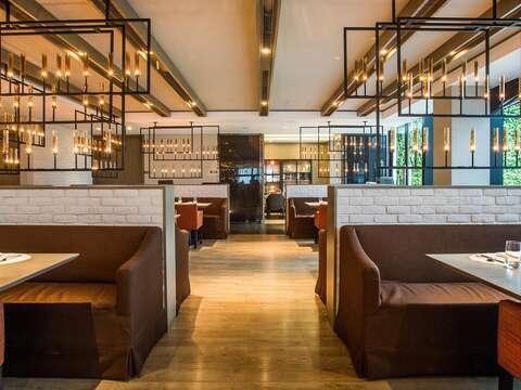 LA FARFALLA義式餐廳的舒適空間，讓跨年夜用餐氣氛更輕鬆。