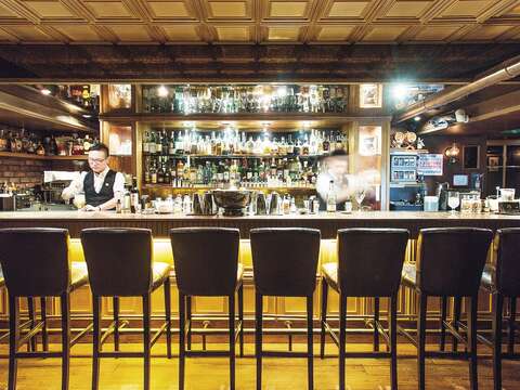 Alchemy Bar以1920年代美國禁酒令時期為風格，呈現Speakeasy地下酒吧般的復古氛圍。