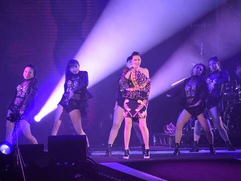 A-Lin帶來NON STOP熱歌勁舞組曲，讓現場民眾High到頂點
