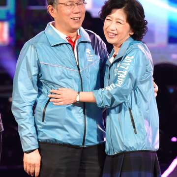 台北市長柯文哲偕同夫人陳佩琪參加跨年倒數，和現場民眾一起迎接2017