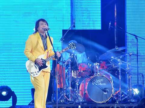 「搖滾天王」伍佰以熱情的臺式搖滾，為2017臺北跨年晚會壓軸演出
