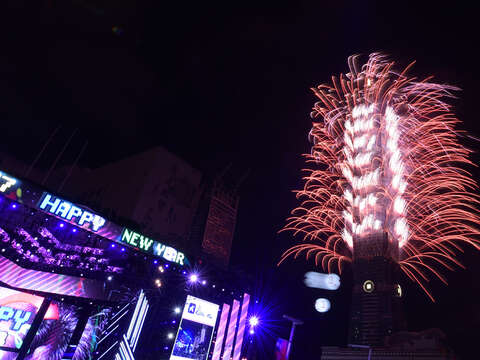 台北101首度結合燈光與煙火，以長達238秒的燈光煙火秀迎接新年