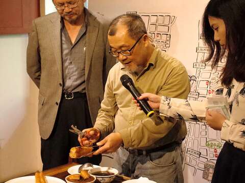 柯得隆（中）於米糕糜中剪入一段油條，呈現《味道臺北舊城區》書中隱藏版私房吃法
