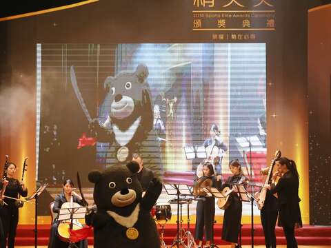 熊讚於體育運動精英獎頒獎典禮上擔任指揮，與台北市立國樂團合作演出〈花好月圓〉。（圖／教育部體育署提供）