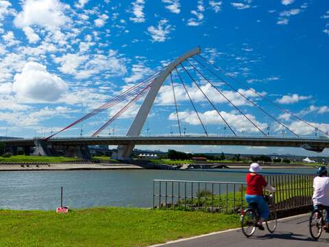 到大佳河濱公園迎著微風騎腳踏車，消耗一下團圓飯積累的卡路里。（圖／達志影像提供）