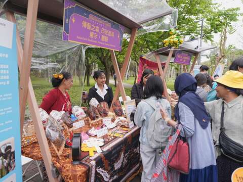 北市勞動力重建處設置移工及國人多元文化展，吸引許多民眾參觀體驗。(圖片來源：臺北市政府觀光傳播局)