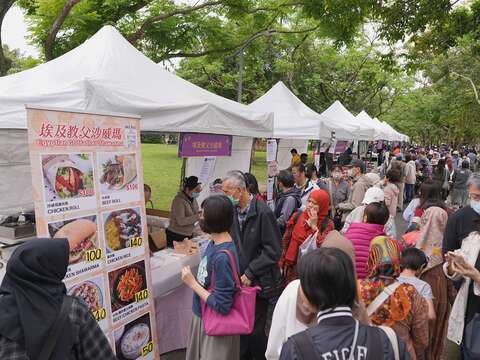 超過30個清真市集攤位，販售穆斯林美食、風格服飾與特色商品等，讓民眾感受濃厚異國文化氛圍。(圖片來源：臺北市政府觀光傳播局)