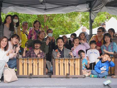 市長蔣萬安體驗印尼甘美朗鼓樂。(圖片來源：臺北市政府觀光傳播局)
